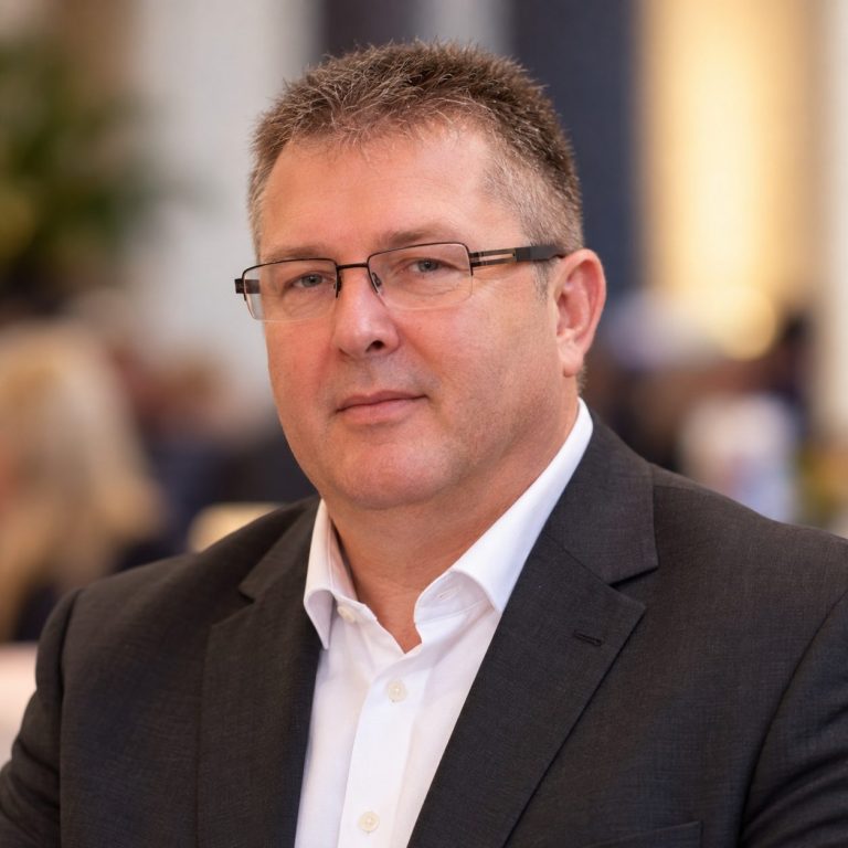 Persönliche Beratung bei biolife® Porträt eines biolife® Ansprechpartners für die Beratung zu Kristallmatten und Wellnessprodukten.