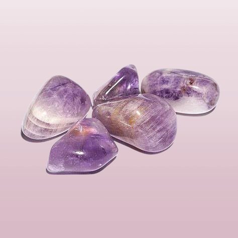 Violetter Amethyst steht für Kronen-Chakra (Sahasrara Chakra)