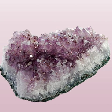 Violetter Amethyst steht für Kronen-Chakra 