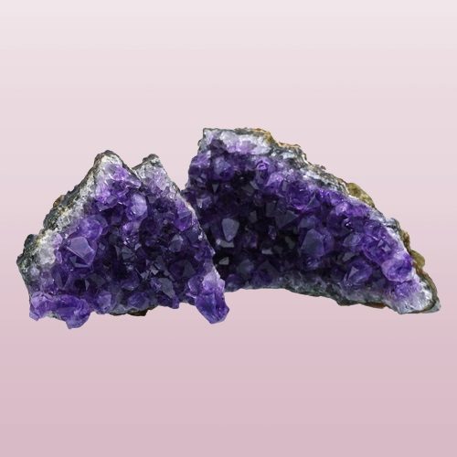 Violetter Amethyst steht für Kronen-Chakra (Sahasrara Chakra)